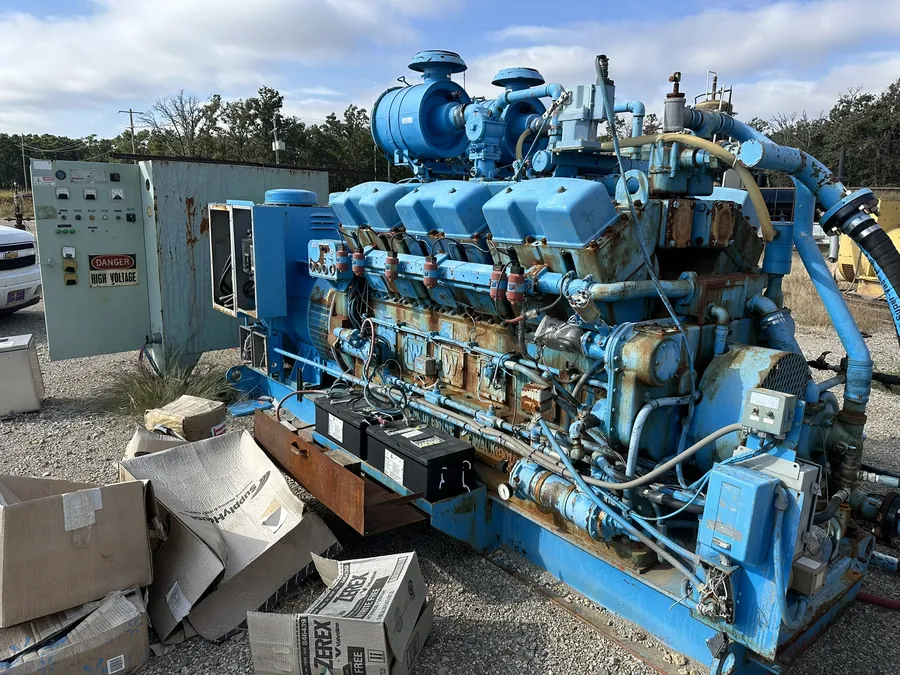 A Waukesha L3711 natural gas generator set on site.